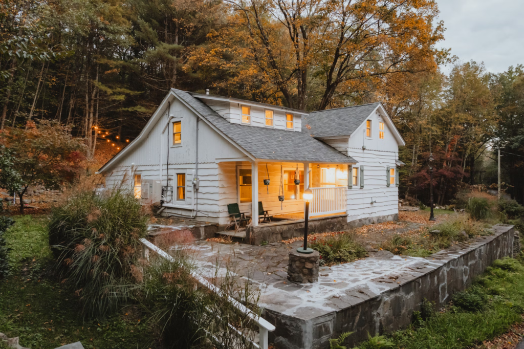     A two-story house that requires pressure washing (Credit: unsplash)