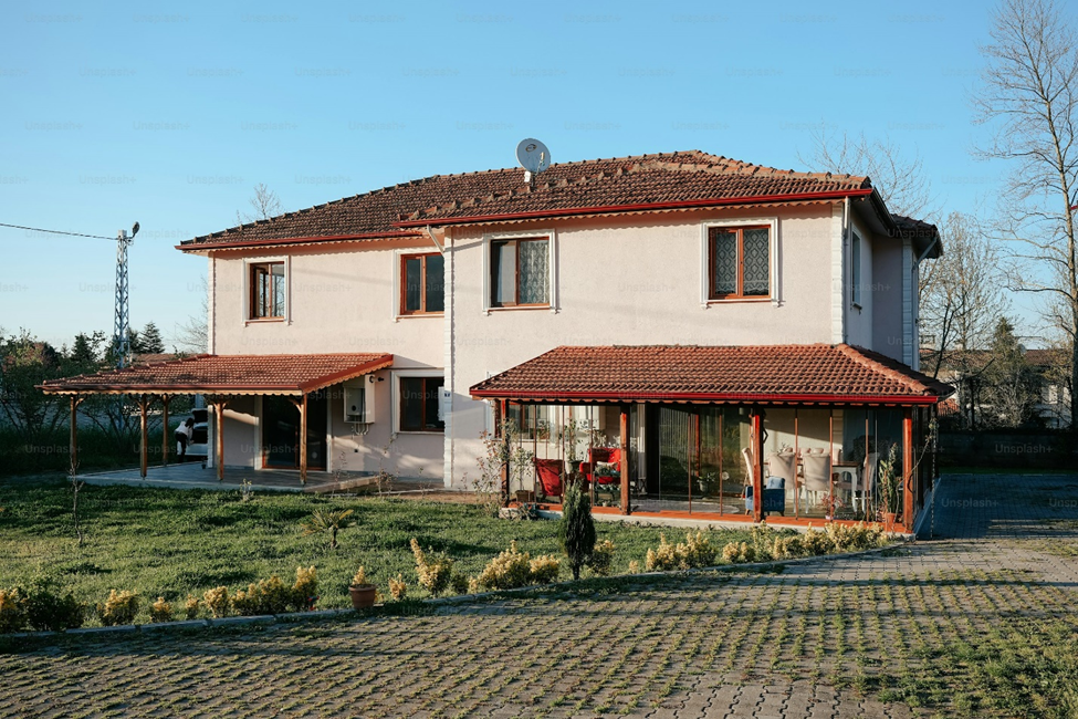 A two-story house that requires pressure washing (Credit: unsplash)